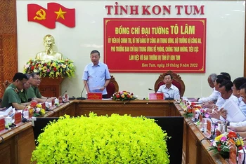  Đồng chí Tô Lâm phát biểu tại buổi làm việc.