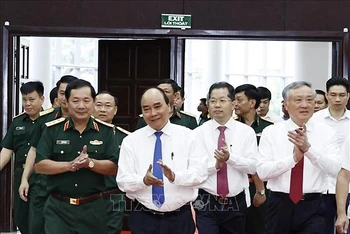 Chủ tịch nước Nguyễn Xuân Phúc và các đại biểu đến dự hội thảo.