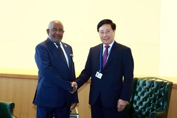 Phó Thủ tướng Thường trực Chính phủ Phạm Bình Minh và Tổng thống Liên bang Comoros Azali Assoumani. (Ảnh: VGP)