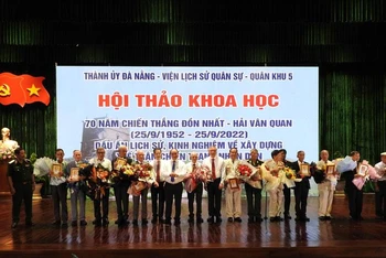 Chủ tịch nước Nguyễn Xuân Phúc tặng hoa chúc mừng các cán bộ, chiến sĩ, nhân chứng lịch sử chiến thắng Đồn Nhất-Hải Vân quan.