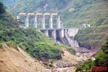 Nhà máy thủy điện Tả Thàng do Công ty cổ phần điện Viettracimex Lào Cai đầu tư và quản lý, hoạt động từ năm 2013 đến nay vẫn chưa khắc phục vi phạm về môi trường.