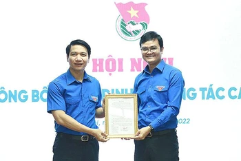 Đồng chí Bùi Quang Huy (bên phải) trao quyết định cho tân Bí thư Thường trực Trung ương Đoàn Nguyễn Ngọc Lương.