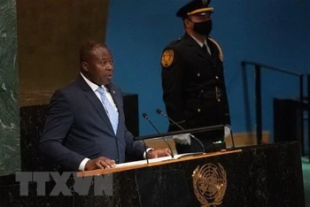 Người đứng đầu chính quyền quân sự Burkina Faso, ông Paul-Henri Sandaogo Damiba (trái) phát biểu tại khóa họp 77 Đại hội đồng Liên hợp quốc ở New York (Mỹ), ngày 23/9. (Ảnh: AFP/TTXVN)