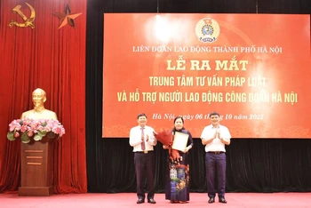 Trao quyết định bổ nhiệm đồng chí Vũ Thị Hương làm Giám đốc Trung tâm Tư vấn pháp luật và Hỗ trợ người lao động Công đoàn Hà Nội.