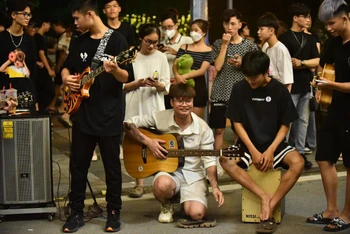 Các bạn trẻ biểu diễn âm nhạc trên phố đi bộ thành cổ Sơn Tây.