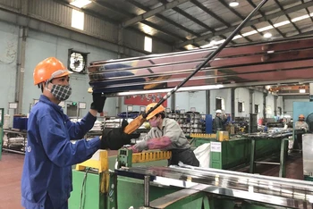 Hoạt động sản xuất công nghiệp trên địa bàn Hà Nội 9 tháng đầu năm 2022 đã có sự phục hồi rõ nét. (Trong ảnh: Sản xuất tại Tập đoàn Inox Hoàng Vũ - Khu công nghiệp Từ Liêm, Hà Nội).