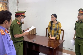 Cơ quan Cảnh sát điều tra Công an tỉnh Bình Thuận đọc Quyết định khởi tố bị can, Lệnh bắt tạm giam đối với Ninh Thị Vân Anh về hành vi “Lạm dụng tín nhiệm chiếm đoạt tài sản”.
