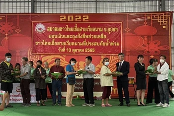 Tổng Lãnh sự Chu Đức Dũng và đại diện Hội người Thái gốc Việt trao quà cho bà con kiều bào.