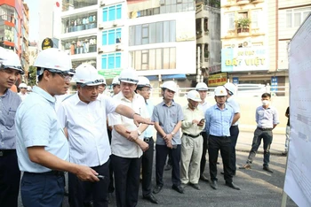 Chủ tịch UBND thành phố Hà Nội Trần Sỹ Thanh kiểm tra công trường thi công hầm chui tại nút giao Lê Văn Lương-đường Khuất Duy Tiến vào tháng 7/2022. (Ảnh: Minh Anh)