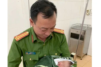 Nhờ có sự hỗ trợ kịp thời của Trung tá Lò Văn Ức, cháu bé đã chào đời khỏe mạnh.