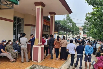 Có thời điểm người dân phải đứng xếp hàng từ lúc trời chưa sáng để được đăng ký làm thủ tục đất đai tại thành phố Gia Nghĩa, tỉnh Đắk Nông.