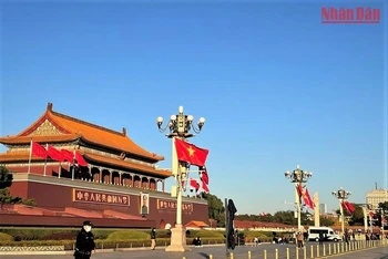 Quốc kỳ Việt Nam và Trung Quốc tung bay tại khu vực Quảng trường Thiên An Môn trước lễ đón chính thức ngày 31/10. (Ảnh: HỮU HƯNG)
