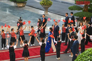 Nhận lời mời của Phó Chủ tịch nước Võ Thị Ánh Xuân, Thái tử kế vị Đan Mạch Frederik và Công nương phu nhân Mary Elizabeth đã có chuyến thăm chính thức Việt Nam từ ngày 31/10-3/11.
