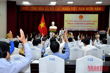HĐND tỉnh Bình Thuận khóa XI biểu quyết thông qua Nghị quyết xác nhận kết quả miễn nhiệm chức vụ Chủ tịch UBND tỉnh Bình Thuận nhiệm kỳ 2021-2026.