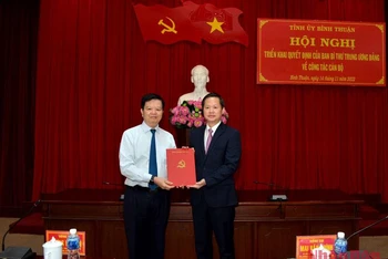 Đồng chí Mai Văn Chính, Ủy viên Trung ương Đảng, Phó Trưởng Ban Thường trực Ban Tổ chức Trung ương (bên trái) trao Quyết định của Ban Bí thư cho đồng chí Đoàn Anh Dũng.