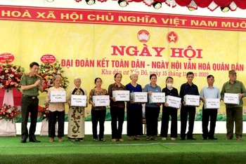 Thượng tướng Lương Tam Quang tặng quà cho các gia đình chính sách tại thôn Yến Đô, xã Tân Việt, huyện Yên Mỹ, tỉnh Hưng Yên.