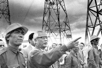 Thủ tướng Võ Văn Kiệt trong ngày hoàn thành đường dây tải điện 500 KV Bắc-Nam (tháng 5/1994). (Ảnh: Tuyengiao.vn)