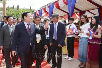 Chủ tịch Quốc hội Vương Đình Huệ với lãnh đạo, công nhân Nhà máy chế biến cao su Tân Biên.