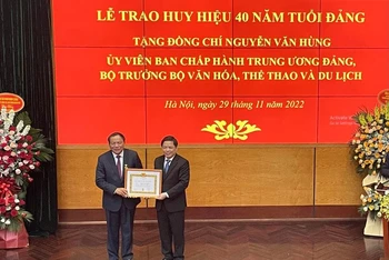 Đồng chí Nguyễn Văn Thể, Ủy viên Trung ương Đảng, Bí thư Đảng ủy khối các cơ quan Trung ương trao Huy hiệu 40 năm tuổi Đảng cho đồng chí Nguyễn Văn Hùng.