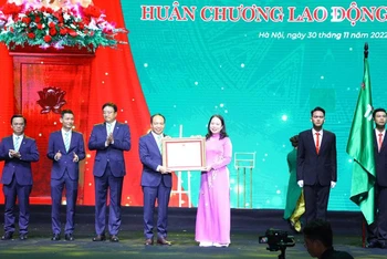 Phó Chủ tịch nước Võ Thị Ánh Xuân trao Huân chương Lao động hạng Nhất tặng Công ty cổ phần Traphaco.