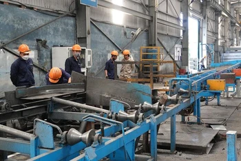 Hoạt động sản xuất kinh doanh tại Nhà máy ống thép Hòa Phát, Khu công nghiệp Hòa Khánh, quận Liên Chiểu. (Ảnh Ban quản lý cung cấp)