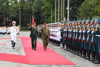 Đại tướng Lương Cường, Chủ nhiệm Tổng cục Chính trị Quân đội nhân dân Việt Nam và Trung tướng Víctor Rojo Ramos, Chủ nhiệm Chính trị các Lực lượng vũ trang cách mạng Cuba, duyệt đội danh dự.