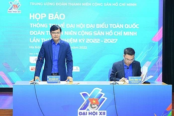 Các đồng chí Bùi Quang Huy, Nguyễn Tường Lâm cung cấp thông tin về Đại hội tại buổi họp báo.