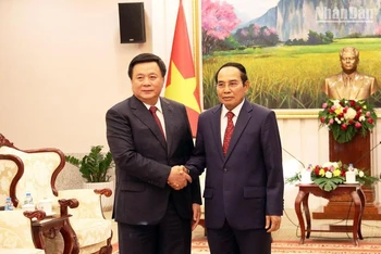 Đồng chí Nguyễn Xuân Thắng hội kiến Thường trực Ban Bí thư Đảng Nhân dân Cách mạng Lào, Phó Chủ tịch nước Lào Bounthong Chitmany.