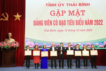 Đồng chí Nguyễn Văn Giang, Trưởng Ban Dân vận Tỉnh ủy Thái Bình, tặng giấy khen cho các cá nhân tiêu biểu.