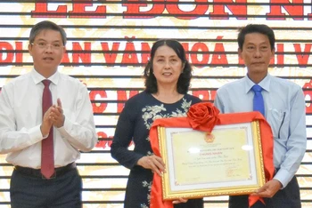 Lãnh đạo tỉnh Kiên Giang trao chứng nhận Nghề làm nước mắm Phú Quốc là Di sản văn hóa phi vật thể quốc gia cho cho Hội Sản xuất nước mắm Phú Quốc.