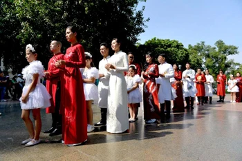 Lễ cưới tập thể của 18 đôi bạn trẻ mới tổ chức tại Hà Nội được dư luận quan tâm và ủng hộ.