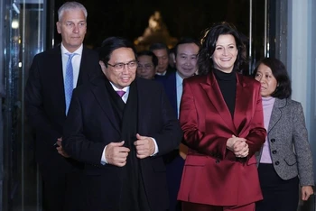 Chủ tịch Thượng viện Vương quốc Bỉ Stephanie D’Hose đón Thủ tướng Phạm Minh Chính. (Ảnh: TTXVN)