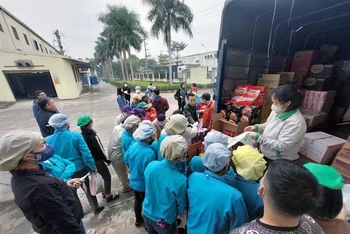 “Xe siêu thị đoàn viên Công đoàn" của Liên đoàn lao động thành phố Hà Nội đến với công nhân, người lao động.
