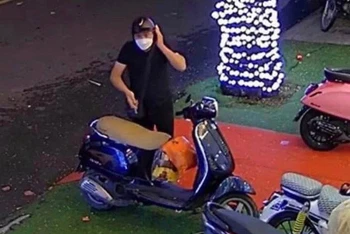 Đối tượng Nguyễn Ngọc Hiền cùng chiếc xe máy nghi dùng tiền giả đi mua hàng trên địa bàn thành phố Tuy Hoà, Phú Yên (Ảnh trích xuất từ camera)