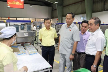 Phó Chủ tịch Quốc hội Trần Quang Phương tham quan dây chuyền chế biến sữa đậu nành hộp giấy Vinasoy tại Quảng Ngãi.