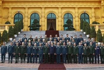 Chủ tịch nước Nguyễn Xuân Phúc chụp ảnh lưu niệm cùng các cựu chiến binh Sư đoàn 361. (Ảnh: TTXVN)