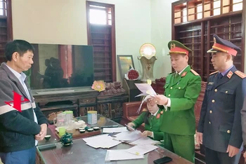 Đại diện cơ quan chức năng thi hành Lệnh bắt tạm giam bị can Nguyễn Xuân Phượng (dấu X).