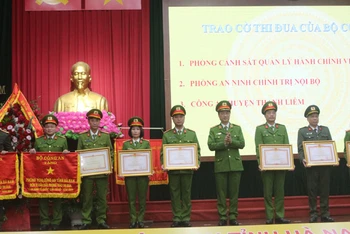 Thứ trưởng Công an và lãnh đạo tỉnh Hà Nam trao các danh hiệu thi đua cho các lực lượng.