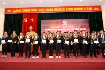 Bộ Giáo dục và Đào tạo khen thưởng các học sinh đoạt giải.