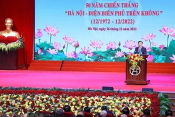 Bí thư Thành ủy Hà Nội Đinh Tiến Dũng phát biểu tại Lễ kỷ niệm 50 năm chiến thắng Hà Nội - Điện Biên Phủ trên không. (Ảnh: TTXVN)