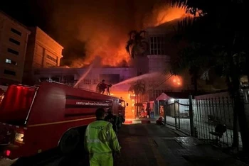 Lực lượng cứu hỏa nỗ lực dập tắt đám cháy sòng bạc tại khách sạn Grand Diamond City ở thành phố Poipet, Campuchia. (Nguồn: Twitter)