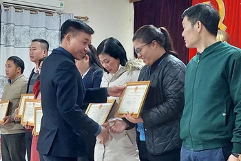 Chủ tịch Ủy ban nhân dân huyện Nậm Pồ tặng giấy khen các cá nhân có thành tích tiêu biểu trong thực hiện hoạt động Tổ Dân vận cơ sở.
