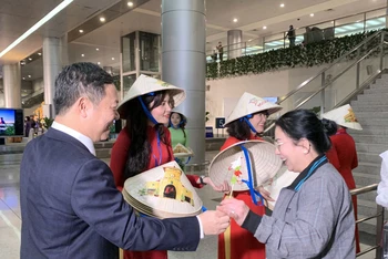 Lãnh đạo Thành phố Hồ Chí Minh tặng quà cho những vị khách quốc tế đầu tiên đến thành phố.