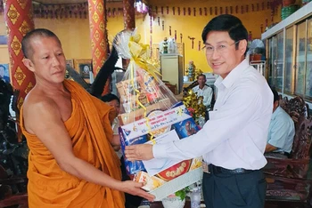 Trưởng Ban Tuyên giáo Tỉnh ủy Bạc Liêu Tạ Trung Dũng thăm, tặng quà một số chùa của đồng bào Khmer tại huyện vùng sâu Hồng Dân (Bạc Liêu).