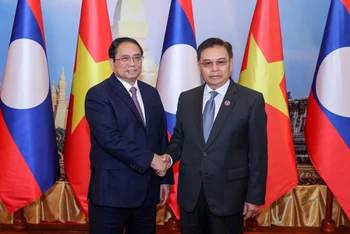 Thủ tướng Chính phủ Phạm Minh Chính hội kiến Chủ tịch Quốc hội Saysomphone Phomvihane.