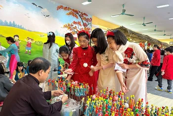 Không gian Tết quê được tái hiện để các em học sinh trải nghiệm tại Trường tiểu học Chất lượng cao Tràng An (quận Hoàn Kiếm, Hà Nội).