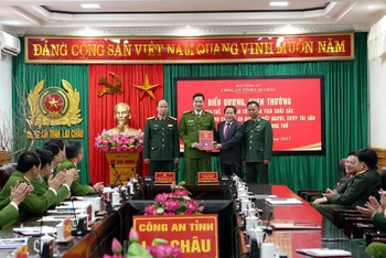 Lãnh đạo tỉnh Lai Châu khen thưởng đột xuất, biểu dương thành tích của Ban Chuyên án.