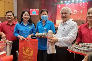 Bí thư Tỉnh ủy Bình Dương Nguyễn Văn Lợi (thứ 2 từ phải sang) trao tặng quà Tết cho công nhân lao động khó khăn.