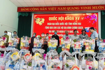 Đồng chí Vũ Hải Hà trao quà Tết cho người dân huyện Tân Phú.
