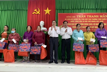 Đồng chí Trần Thanh Mẫn tặng quà cho người dân phường Tân An nhân dịp năm mới.